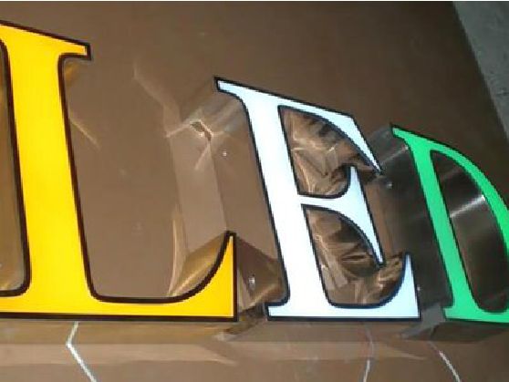 山阳介绍LED招牌的基础知识。
